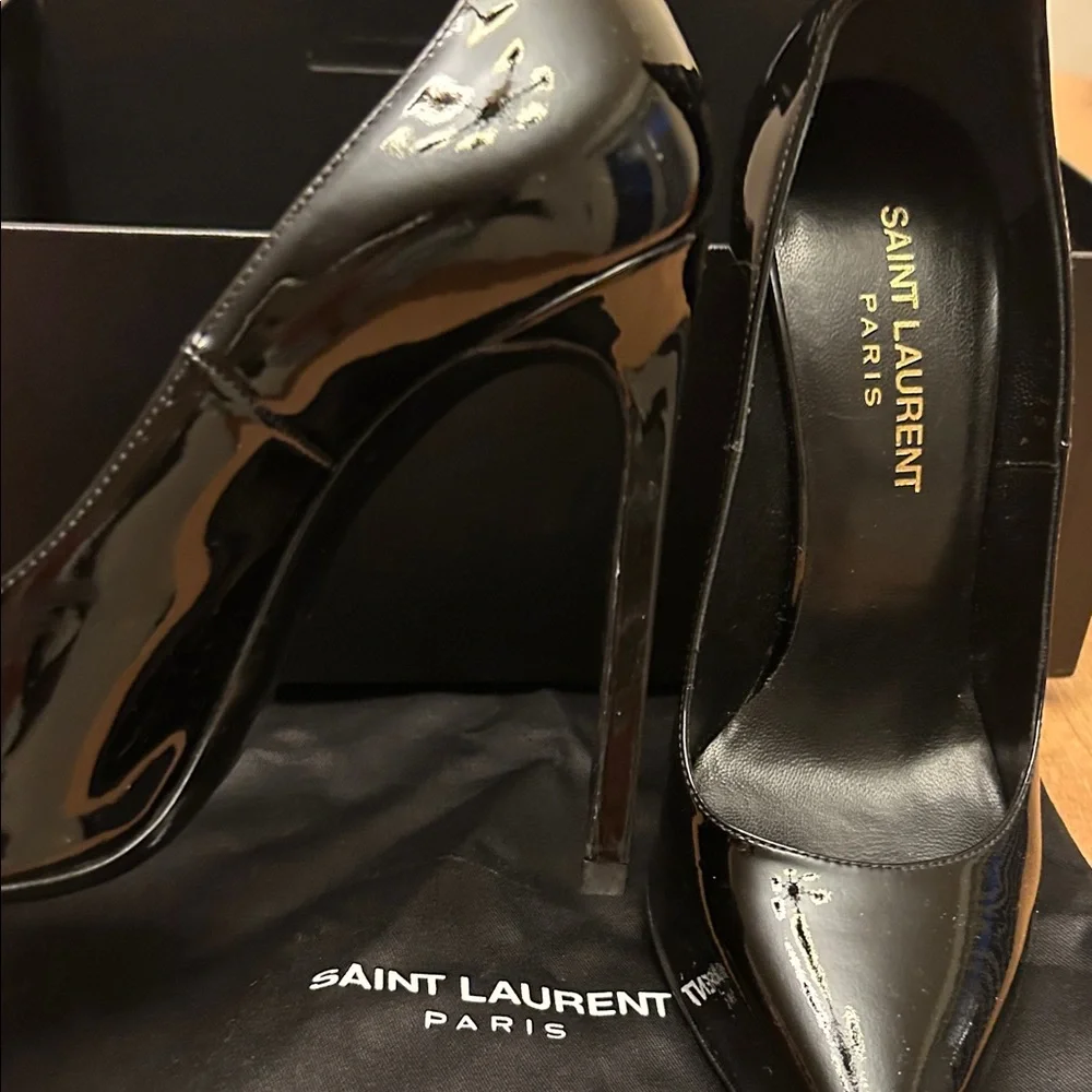 Saint Laurent Black Patent Leather Pointed Pumps with Signature Insole - Picture 2 of 4